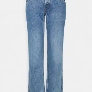 VNu säljer jag mina fina populära Weekday Arrow Low jeans då det blivit för små. Färgen Belize blue i storleken 24/30. Köpt från deras egna hemsida för 529 kr, slutsålda i alla storlekar.Använts fåtal gånger. Kontakta mig om de är något du undrar över. 💋💋