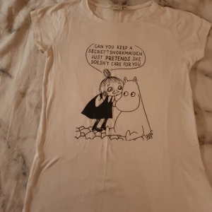 Tröja med mumintryck  - En fin tröja med gulligt mumintryck, inte så mycket använd men trycket är på g att lossa lite, därför lägre pris 