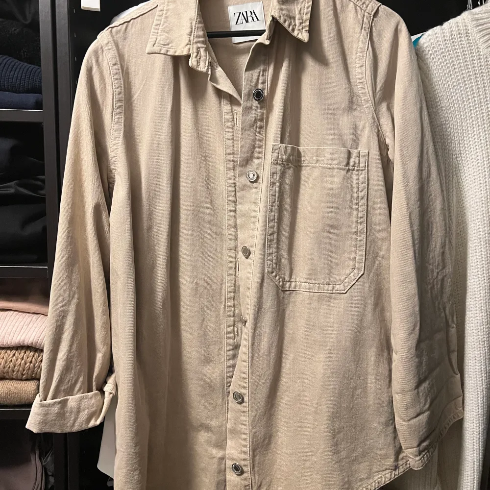 Oversize skjorta / skjortjacka i beige. Använd 1 gång Strl XS . Skjortor.