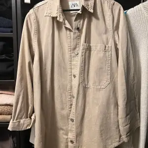 Oversize skjorta / skjortjacka i beige. Använd 1 gång Strl XS 