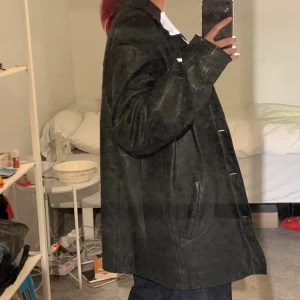 Vintage läderjacka - Vintage läderjacka från SAKI. Oversized i modellen, står ej storlek men skulle säga en L/XL💞Tidslös och perfekt för hösten/vintern eftersom den är fodrad :) Nypris 2999! 