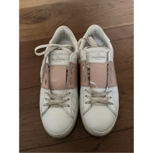 Valentino skor - Jätte fina rosa valentino skor köpa på veistere! Köp direkt för 2500💖 storlek 37