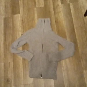 Tröja - Super sick har två fickor och en dragkedja 