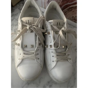 Valentino skor - Skit balla vita valentino skor i storlek 37. Köp direkt för 2800 kr inkl frakt. Om de inte är markerade som sålda finns de kvar.