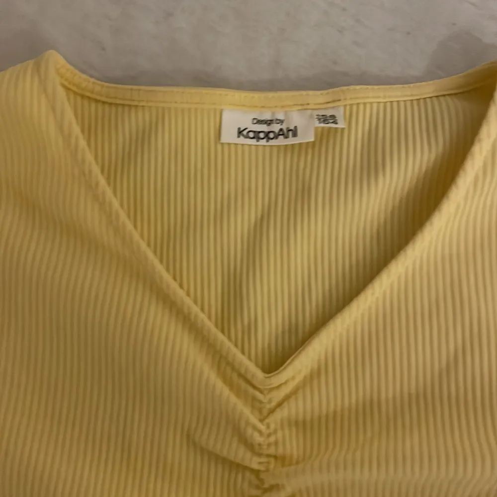 Plagget är i ny skick har inte använt den en enda gång, det är en jätte fin gul tröja som sitter tajt på kroppen:). Tröjor & Koftor.