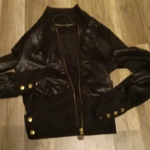 Jacka - Det är super sick jag säljer också byxorna gå in och kolla min profil bak på rygen är det en krona gord av svarta diamanter