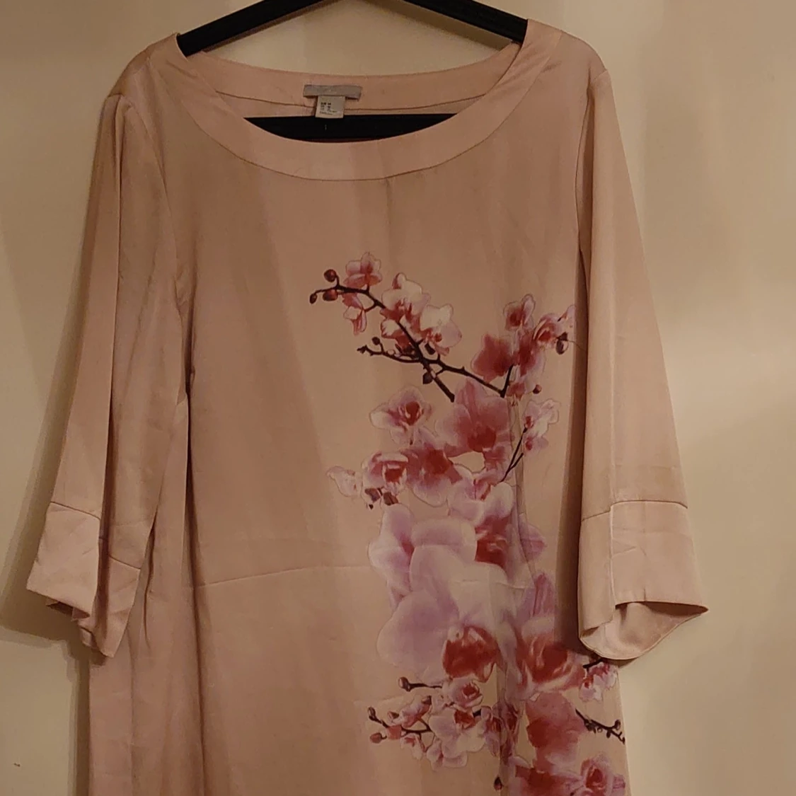 Beige klänning med blommor