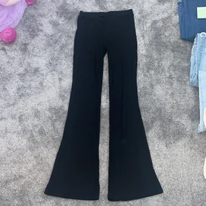 Mjukisbyxor - Ett par ribbade utsvängda mjukisbyxor. Kvaliteten är bra, har sytt de till lite lågmidjade med symaskin så det lär inte gå upp❤️kostar:70kr+frakt❤️