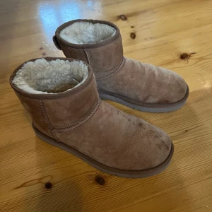 Bruna uhgs - Så fina ljusbruna låga uggs 💕💕 storlek 38, men passar också 37 🙏🏼 sparsamt använda, men har lite fläckar som framkommer på bilderna 💕