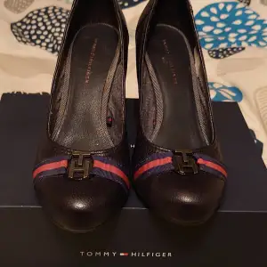 Oanvända Tommy Hilfiger Pumps.  Nypris 1499:-