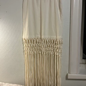 Bohemisk kjol från GinaTricot - Sandvit ish kjol säljes.  Aldrig använd, lapp kvar. Storlek S 