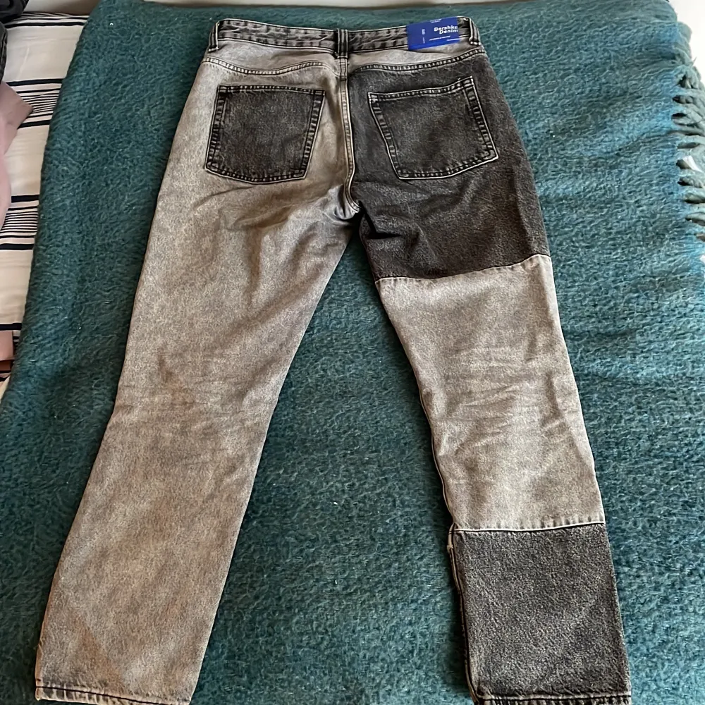 Coola och annorlunda jeans i rak passform. Strlk EUR 40 motsvarar ungefär W30/31. Hela utan skador . Jeans & Byxor.