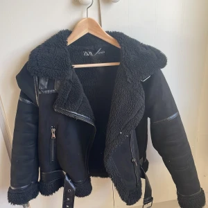 Jacka från zara - Säljer denna populär jacka från zara, säljer den då jag inte får användning av den längre skriv privat för mer bilder på(pris går o diskutera vid snabb affär