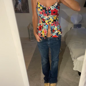 Färgglad topp - Så härlig och färgglad topp! Denna när man är solbränd till en härlig kjol eller shorts! Love it❤️