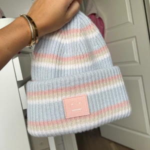 Acne mössa  - Inköpt förra året men aldrig använd! Super fin 💕 Nypris 1300