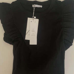 Zara volang tröja svart - super fin volang tröja från zara i svart! Aldrig använt, prislappen kvar 💞 Strl S men passar Xs-M pga stretchig!