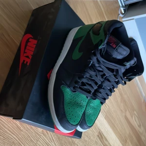 Jordan 1 Retro High Pine Green - Ett par jordan 1 storlek 43. Använda cirka 10 gånger lite cresade. Har tyvär inget kvitto kvar. Betala genom swish. Köpta för 4000   Skicka till mig om du vill ha mer bilder ellee frågor. Du står för frakten.