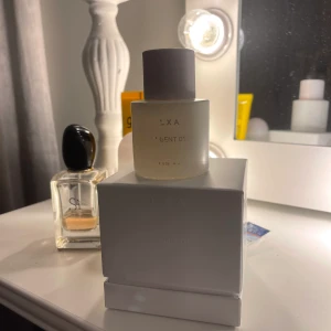 Lxa parfym - En lxa parfym, Linn Alhborgs märke. Knappt använd. Kostar 900kr från börjar och har endast använt den en gång.