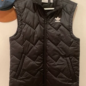 Adidas väst - Svart väst i storlek S men passar även M, så gott som ny