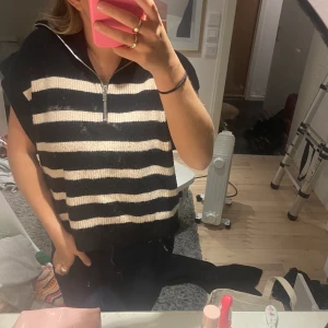 Kortärmad stickad tröja - Jättefint skick från zara , snygg både uppknäppt och öppen , funkar över både skjorta , t-shirt ellee som den är! Nypris kanske 399, säljer för 200! Storlek s eller m