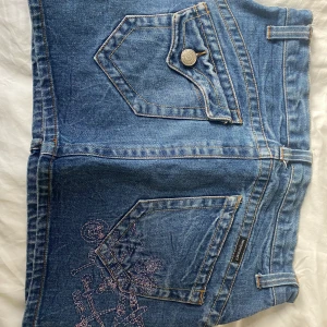 Jeanskjol  - En snygg minikjol med stjärnbroderi på. 