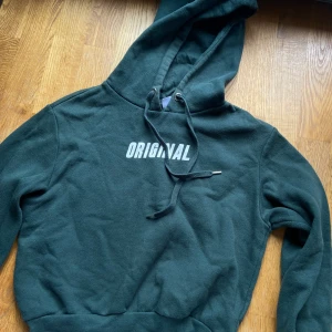 Croppad hoodie - Croppad hoodie / träningshoodie i storlek XS. I fint skick.  Kan mötas upp i Göteborg eller frakta mot betalning. Vi hittar den smidigaste och billigaste lösningen tillsammans. 🌸