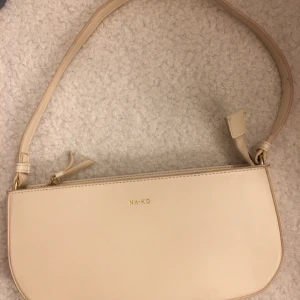 Väska  - Beige väska som jag endast användt en gång! Snygg enkel väska i super bra skick! Inga defekter alls.🤍