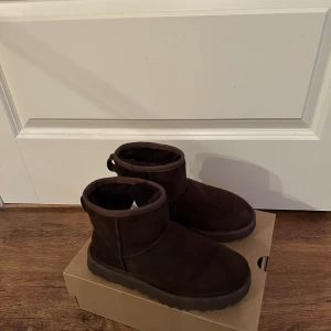 🤎UGG Classic Mini🤎 - 🤎Säljer mina UGG Classic Mini.🤎 Uggsen är som i ett nytt skick och endast använda två gånger. Säljer för ca 1400 ursprungspris är 2000 kr. 