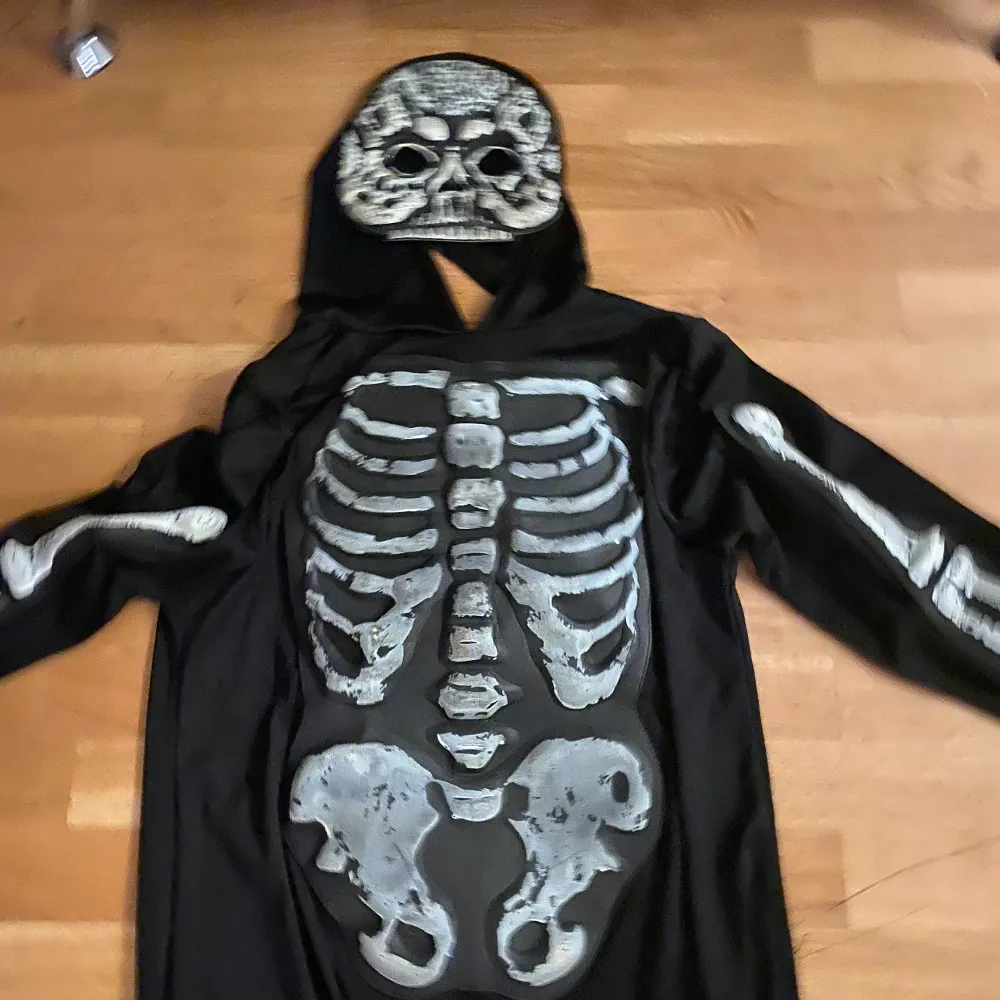 Skelett direkt inför halloween storlek 164 för 300kr. Kostymer.