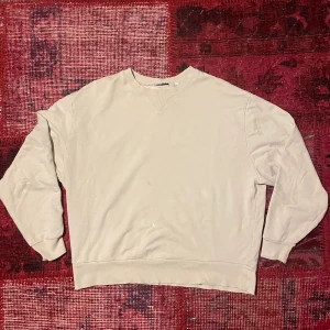 Beige sweatshirt  - Fet beige sweat shirt den har en skön passform och fet färg som funkar med de mesta. Den är i dunder kvalite med några små färg fläckar (skriv för mer info!!)