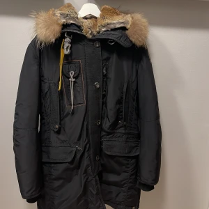 Parajumper jacket unisex  - Den jackan köpte jag föra året och får ingen anvening av den så säker den här billigt på Plick. Och varför jag säljer den så billigt är för att skicket på den är 8/10 och den säknar pjs märket på sidan men annars är jackan som ny. Priset går och diskutera