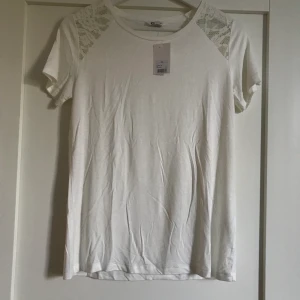 T-shirt  - Vit T-shirt från Cubus i storlek XS, men passa S utan problem. Har lite spets på axlarna. Helt oanvänd med lappen kvar.