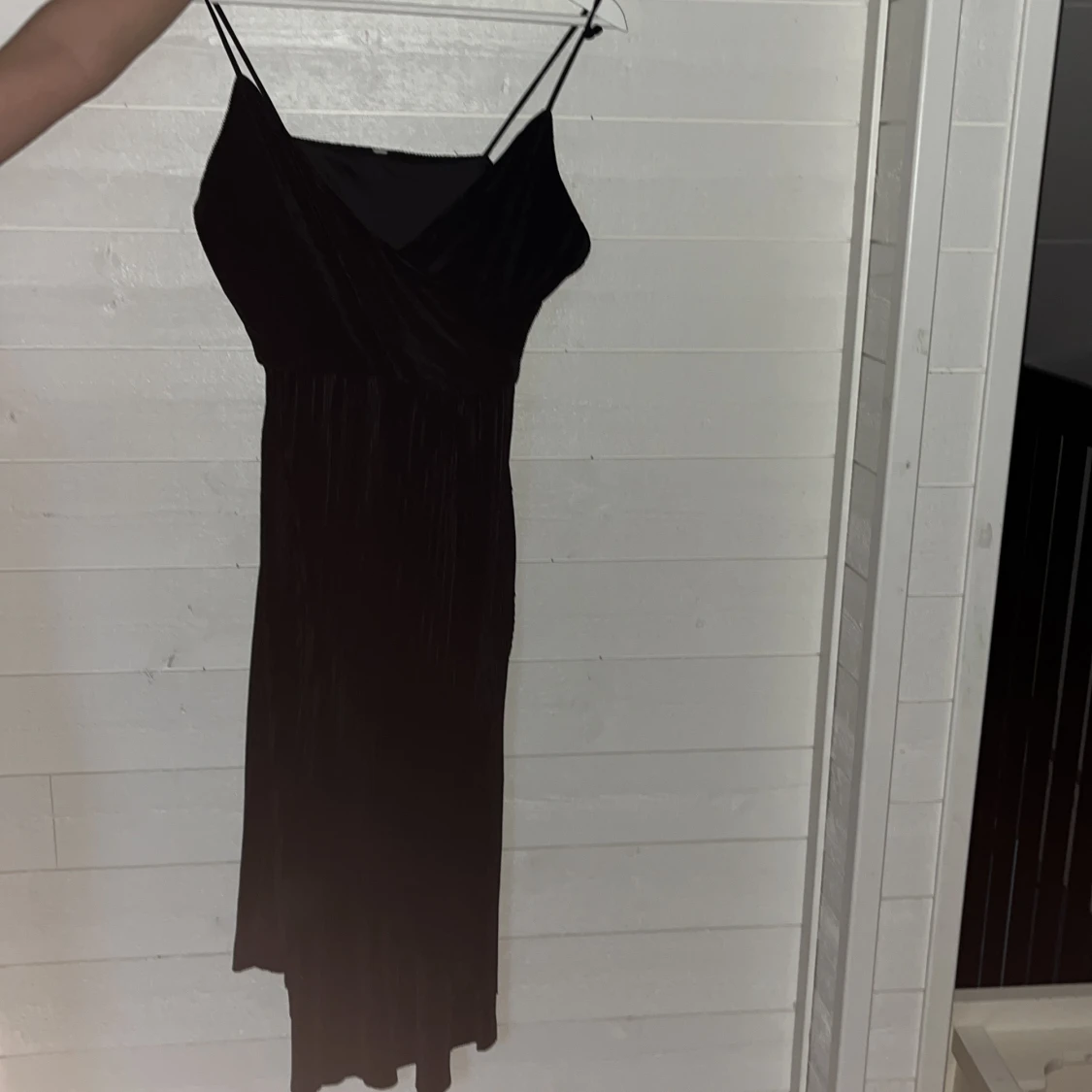 svart klänning men slits där nere - 90