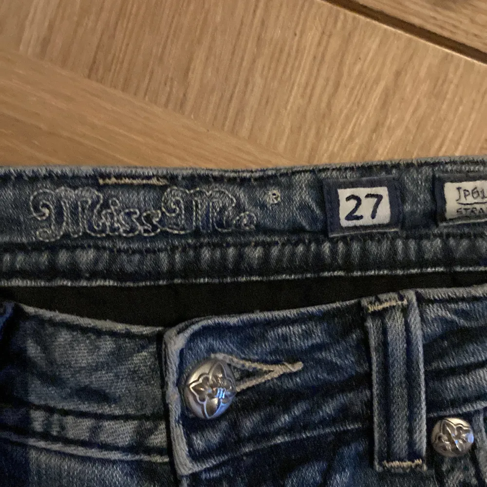 Ett par miss me jeans som jag köpt här på plick men tyvärr inte passar mig så bra 💗 säljer nu vidare kom privat vid frågor! Köparen står för frakt! Buda från 400 💗du kan också köpa nu direkt för 500 . Jeans & Byxor.