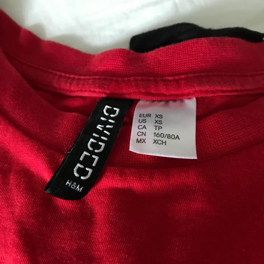 Röd t-shirt i storlek XS, men passar mig som är S, från H&M. Den är lite croppad, vilket syns på bilden. Är i väldigt bra skick.. T-shirts.