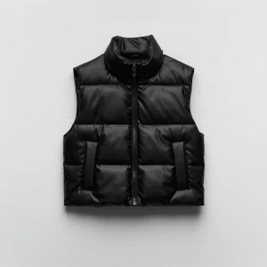 Zara väst  - En varm och skön Zara väst som är knappt använd inga skador eller liknade på västen. Och är M köpt för 499kr säljer för 250kr
