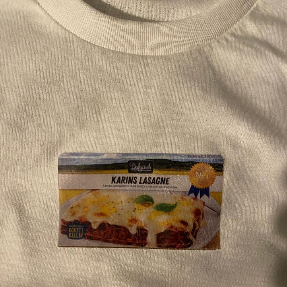 ⚠️FINNS MER I MIN PROFIL!! ⚠️ En Karins lasagne t shirt, finns i storlek S, M och L. Skriv för mer info. Tvätta i 30 grader. . T-shirts.