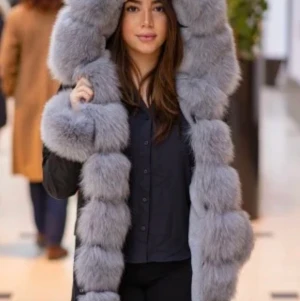 Vit päls jacka - Säljer en sånhär jacka men i vit päls använd 2-4 gånger bra skick 