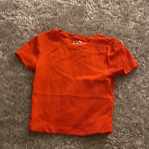 T-shirt  - Kort tajt t-shirt köpt för 40 kr