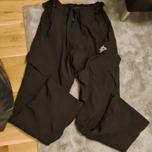 Zeroxposur täckbyxa storlek M - Täckbyxa med fickor på fram o baksida och även fickor på låren storlek M  Bra skick använd 2-3gånger 
