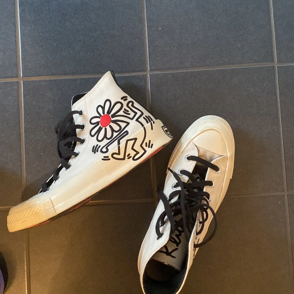 converse X keith haring Helt nya knappt använda con 9,5/10 , köpt på Zalando . Skor.