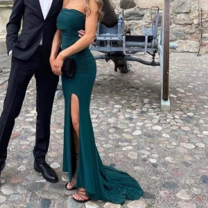 Balklänning  - Säljer min balklänning i nyskick🥰🥰jag är 163 och har 10cm klack på bilderna❤️