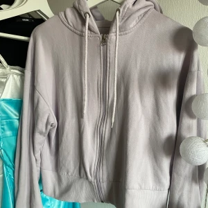 ljuslila hoodie - hoodie, använd fåtal gånger så i jättefint skick!  priset är inkl frakt!!!