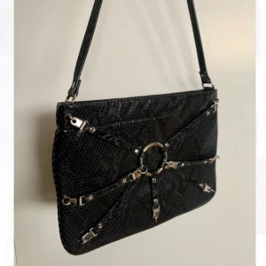 Ormskinnsmönstrad handväska - Ormskinnsmönstrad handväska med silverdetaljer från ASOS. Aldrig använd. 26 x 19 cm. ✨