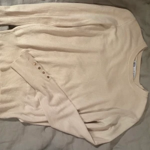 stickad långärmad från zara - beige vit stickad tröja från zara med fina ditaljer på ärmarna perfekta baströjan💕