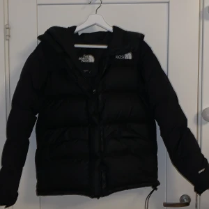 The North Face vinterjacka - Jättefin jacka, perfekt till vintern! Den är lite kort i armarna för mig, jag är 175cm lång. Jag har använt den nån gång men den passade inte. Gott skick och inga skador/märken. Är lite damm på kardborrebanden, går enkelt bort. Det står 550 på ärmen.