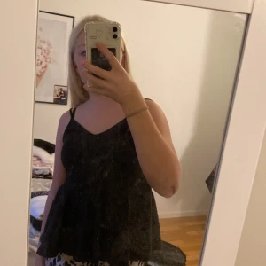 Fin volangtopp - En svart volangtopp från SHEIN. Väldigt skön och fin men kommer tyvärr inte tilll  användning. Skriv för mer info 