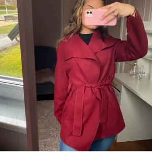 Chelsea kappa - Super fin och helt ny kappa från chelsea. Köpt för 800kr i Göteborg💗 Väldigt mjuk och skön material och perfekt till vår och höst