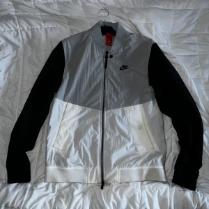 Nike windbreaker  - Nike windbreaker i storlek M mycket fin jacka. Går att öppna upp jackan från båda uppe och nere som visas på bild 2