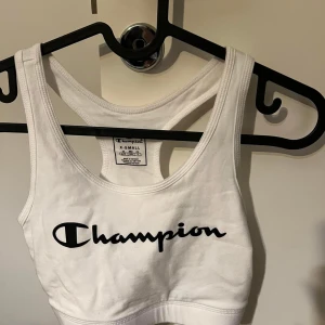 Champion - Helt oanvänd! Ny och fräsch, xs men passar även till en med s! Skulle man vara intresserad av både denna och toppen innan kan man få båda för 260 (frakt tillkommer) 
